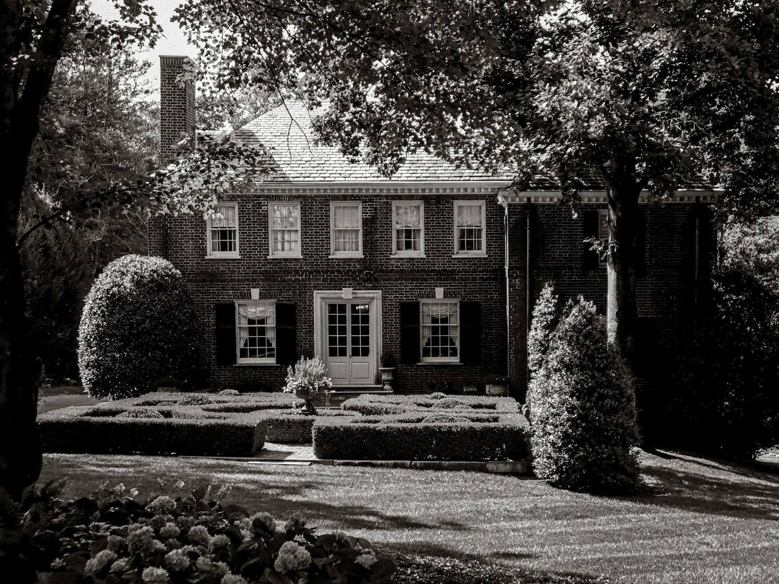 Brick Tennessee home in lush greenery. Sumner County appeal guide.